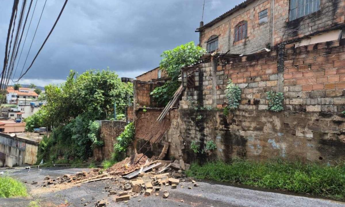 Muro de casa desabou no Barreiro, em BH -  (crédito: Jair Amaral/EM/D.A.Press)