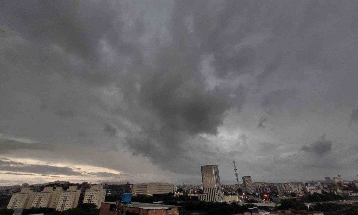 Quatro regionais de BH est&atilde;o em alerta para risco geol&oacute;gico forte a moderado devido ao ac&uacute;mulo de &aacute;gua at&eacute; esta sexta-feira (3/1) -  (crédito: Gladyston Rodrigues / EM / D.A Press)