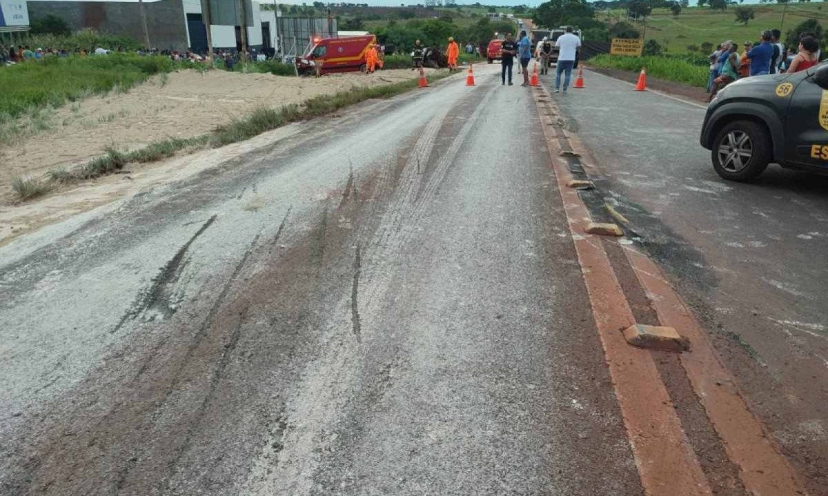 O trecho da via foi interditado por cerca de tr&ecirc;s horas -  (crédito: Pol&iacute;cia Militar Rodovi&aacute;ria de Minas Gerais/Divulga&ccedil;&atilde;o)