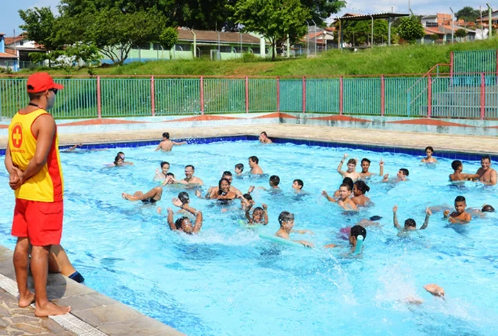 No caso dos adultos, é bom ficar atento com brincadeiras arriscadas que podem causar acidentes graves.  A famosa “briga de galo”, por exemplo, em que uma pessoa fica nas costas da outra, pode resultar em quedas com lesões graves se alguém se chocar com a borda.