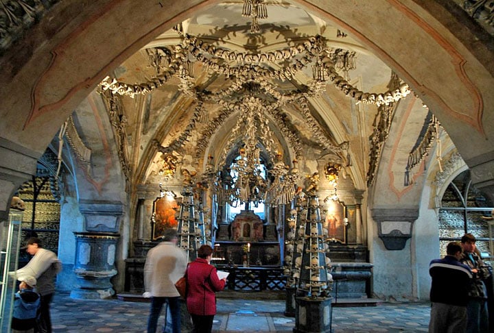 Ossuário de Sedlec – Kutná Hora (Tchéquia) - É uma pequena capela católica, abaixo da Igreja e do Cemitério de Todos os Santos, em Kutná Hora, a 70 km da capital Praga. São 70 mil ossos e crânios, arrumados de forma decorativa a partir de 1870.