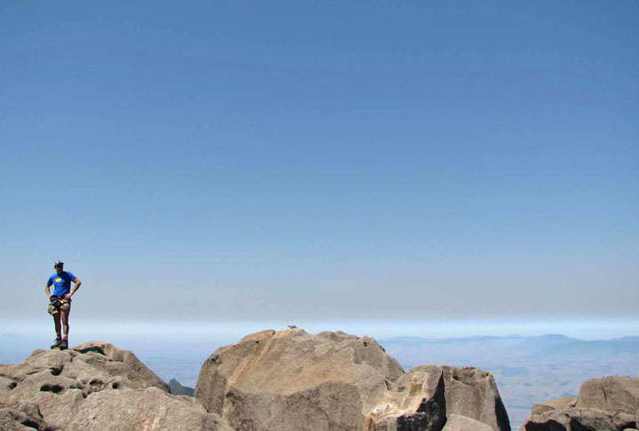 Atingindo temperaturas negativas no inverno, destaca-se no Parque Nacional de Itatiaia. Visível de outros cumes, a trilha é bem sinalizada e, para chegar à base do pico, são cerca de 1,3 km.