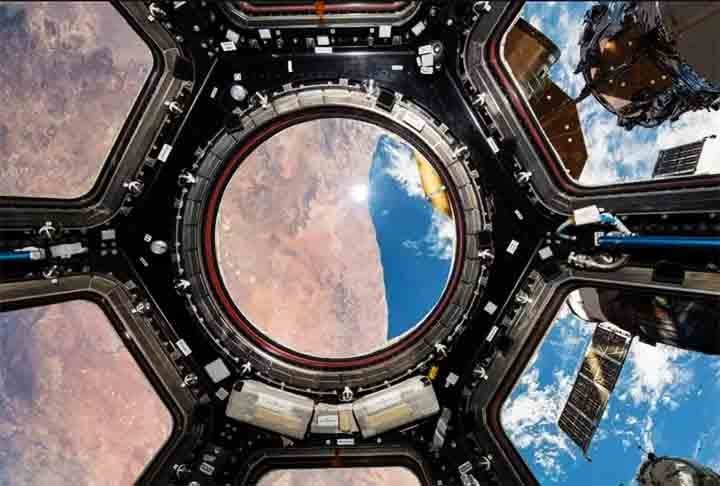 A costa sul da África brilha através da cúpula da Estação Espacial Internacional, também conhecida como 