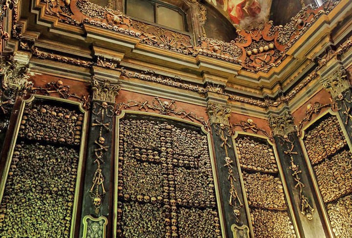 Igreja San Bernardino alle Ossa – Milão (Itália) - É uma igreja perto da famosa catedral de Milão, com uma capela lateral decorada com ossos humanos. Tudo começou quando, em 1210, faltou espaço no cemitério e uma sala foi construída para guardar ossos.