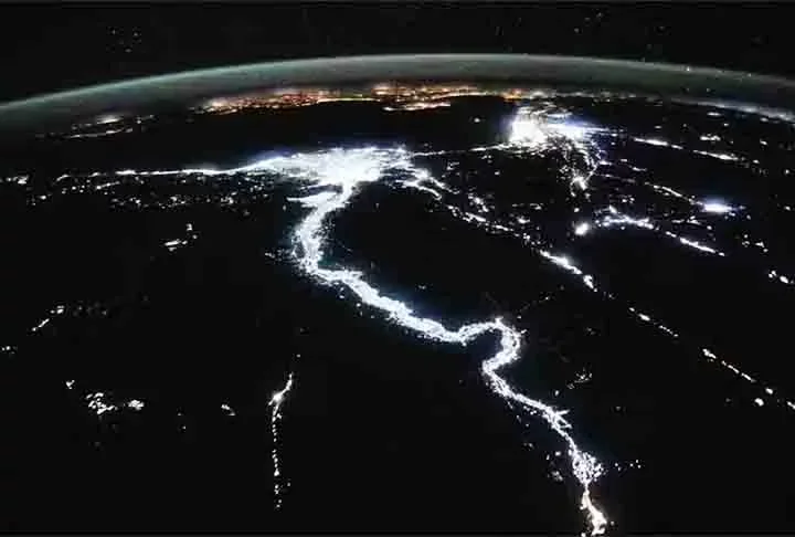 As luzes noturnas da civilização destacam o Rio Nilo e delineiam vagamente as margens do Mar Vermelho, o Golfo de Suez e o Golfo de Aqaba por volta da meia-noite.