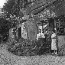 Casas de pedra se estendem por três níveis em Kinver Edge -  (crédito: National Trust)