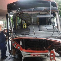 Ônibus batem no Centro de BH e  bloqueiam o trânsito - Alexandre Guzanshe/EM/D.A. Press