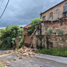 Muro de casa desaba e causa interdição em rua de BH - Jair Amaral/EM/D.A.Press