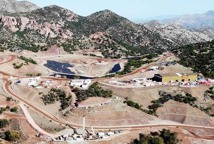 O depósito foi descoberto pela BHP em 1990. A mina foi a fornecedora de prata para os Jogos Olímpicos de Verão de Sydney 2000 e os Jogos Olímpicos de Verão de Pequim 2008. Cannington leva o nome da propriedade pastoral perto do depósito.