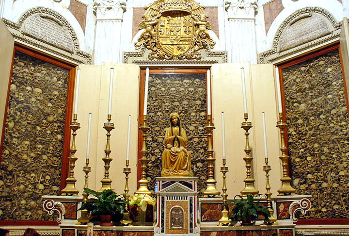 Catedral de Otranto – Otranto (Itália) - A catedral de Santa Maria Annunziata,  na cidade do sul da Itália,  tem uma capela ornamentada com ossos, dedicada à virgem. São restos mortais de cerca de 800 mártires que não renegaram a fé católica durante a invasão bizantina no século 15. 