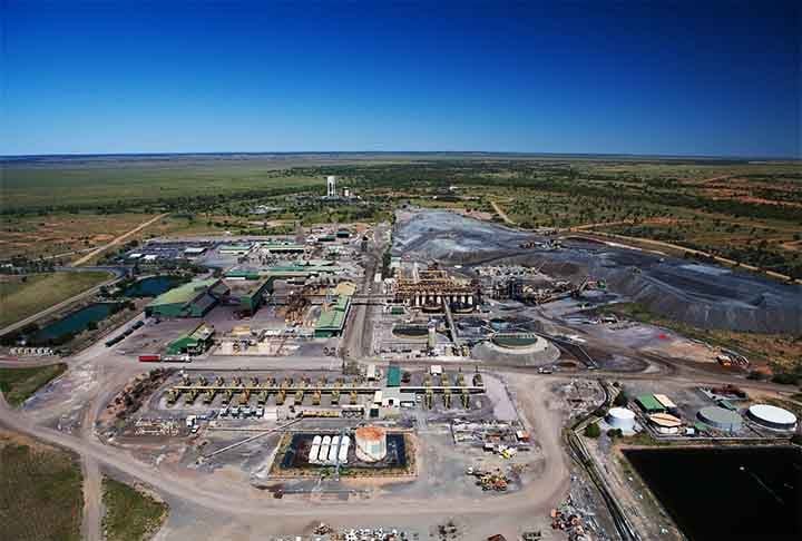 A Mina de Prata e Chumbo de Cannington é subterrânea, localizada no noroeste de Queensland, no Condado de McKinlay, cerca de 200 quilômetros (124 milhas) a sudeste de Mount Isa (Austrália).