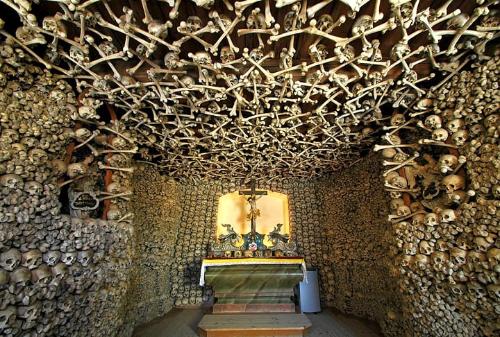 Capela dos Crânios - Czermna (Polônia) - A capela é a Igreja de São Bartolomeu, a 130 km de Cracóvia. A tradição de colocar crânios e ossos revestindo as paredes e o teto da igreja começou logo depois da fundação do templo pelo padre Tomaszek. Ele se inspirou na Cripta dos Capuchinhos, que fica na Itália. 