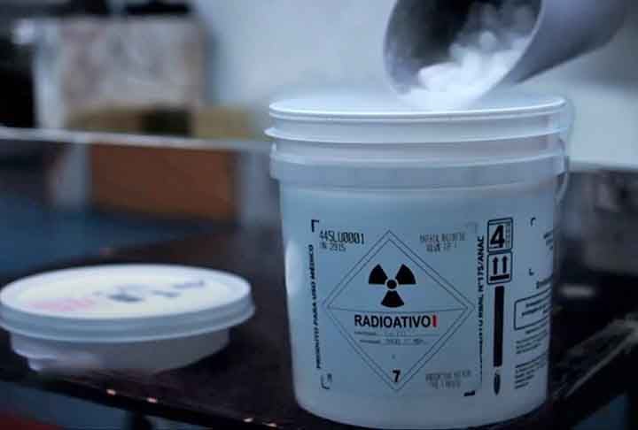 Fabricado no Instituto de Pesquisas Energéticas e Nucleares (Ipen), em São Paulo, o lutécio radioativo precisa ser encomendado por demanda prévia e não consta da lista de medicamentos oferecidos pelo SUS. O preço da dose é da ordem de R$ 8 mil.
