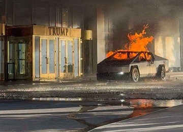 Bombeiros trabalhando no Tesla Cybertruck que pegou fogo na entrada da Trump Tower em Las Vegas -  (crédito: Ronda Churchill/Reuters)