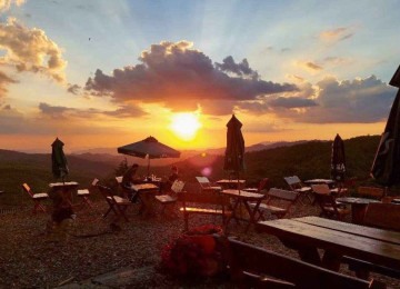 Deslumbrante vista do Pôr do sol que pode ser desfrutado do Bar Hügel   -  (crédito: Hügel Bar e Gastronomia /Divulgação)