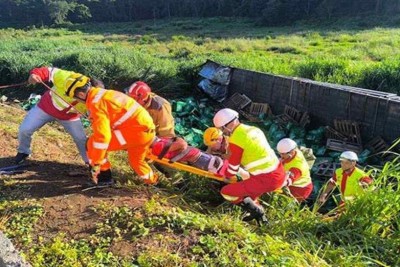 Bombeiros retiram motorista de carreta das ferragens -  (crédito: CBMMG)