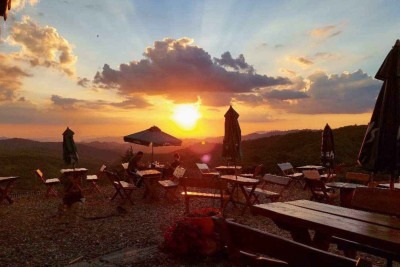 Deslumbrante vista do Pôr do sol que pode ser desfrutado do Bar Hügel   -  (crédito: Hügel Bar e Gastronomia /Divulgação)