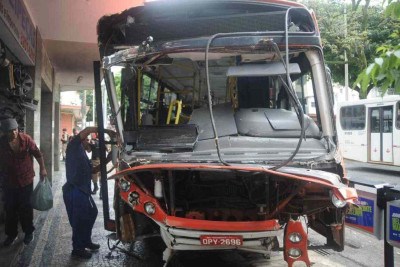 Acidente entre os dois ônibus deixou cinco pessoas feridas -  (crédito: Alexandre Guzanshe/EM/D.A. Press)