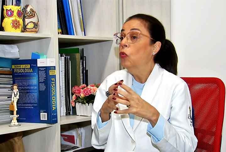 Ana Rosa, que também é médica endocrinologista, fez em 2022 uma cirurgia em Sabrina para extrair as glândulas adrenais e eliminar a Síndrome de Cushing. 
