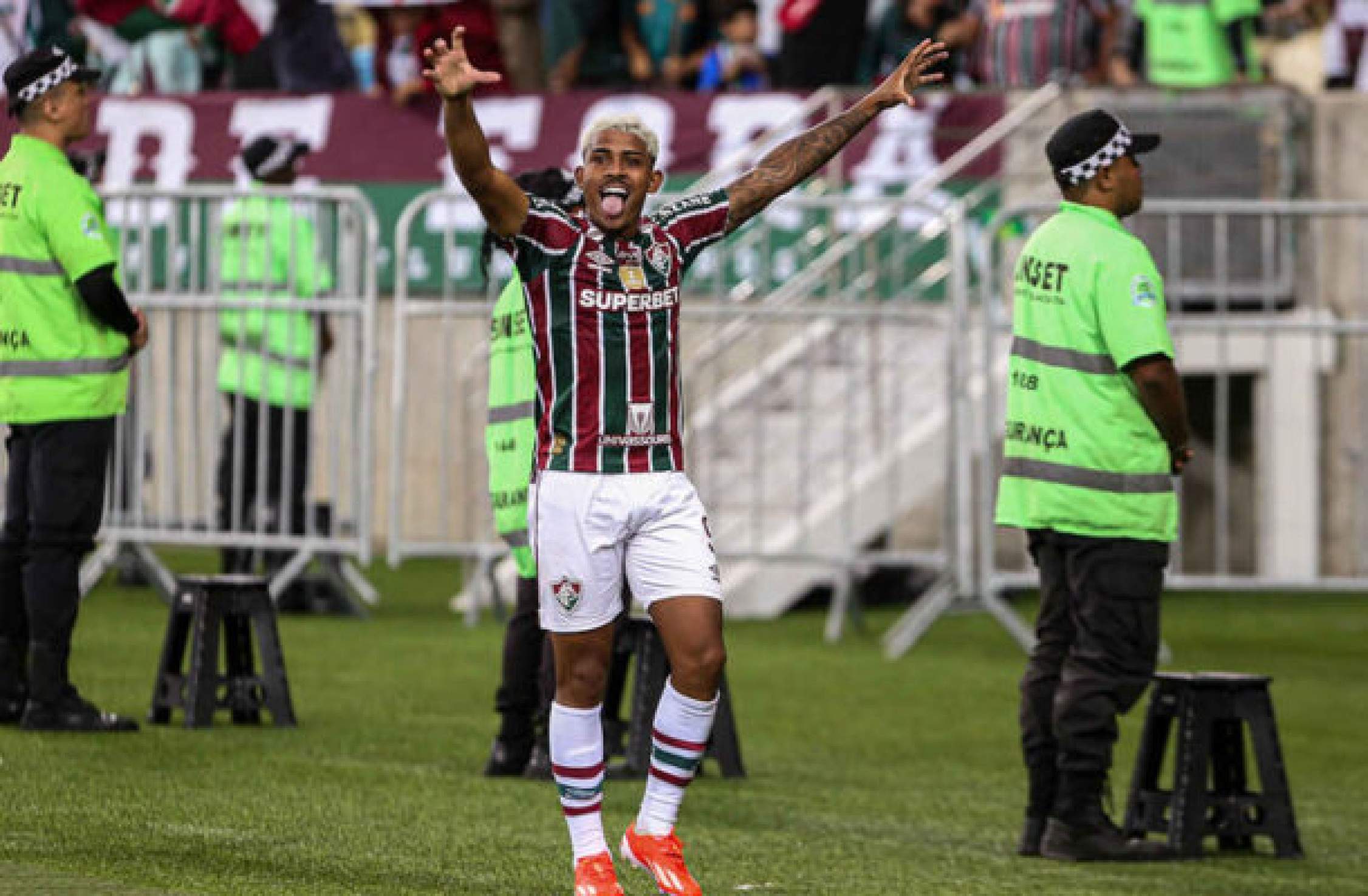 John Kennedy embarca para assinar com Pachuca, do México