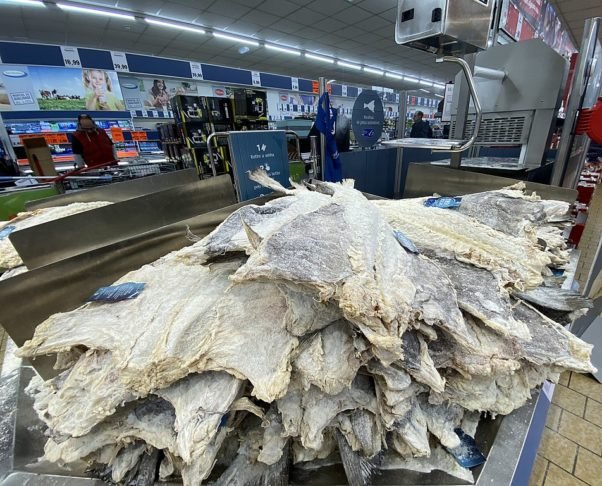 Hoje, é comum encontrar bacalhau de origem certificada, assegurando práticas pesqueiras responsáveis.