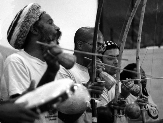  O berimbau foi introduzido à roda de capoeira no século XX. Antes, a prática era acompanhada apenas por palmas e toques de tambores.