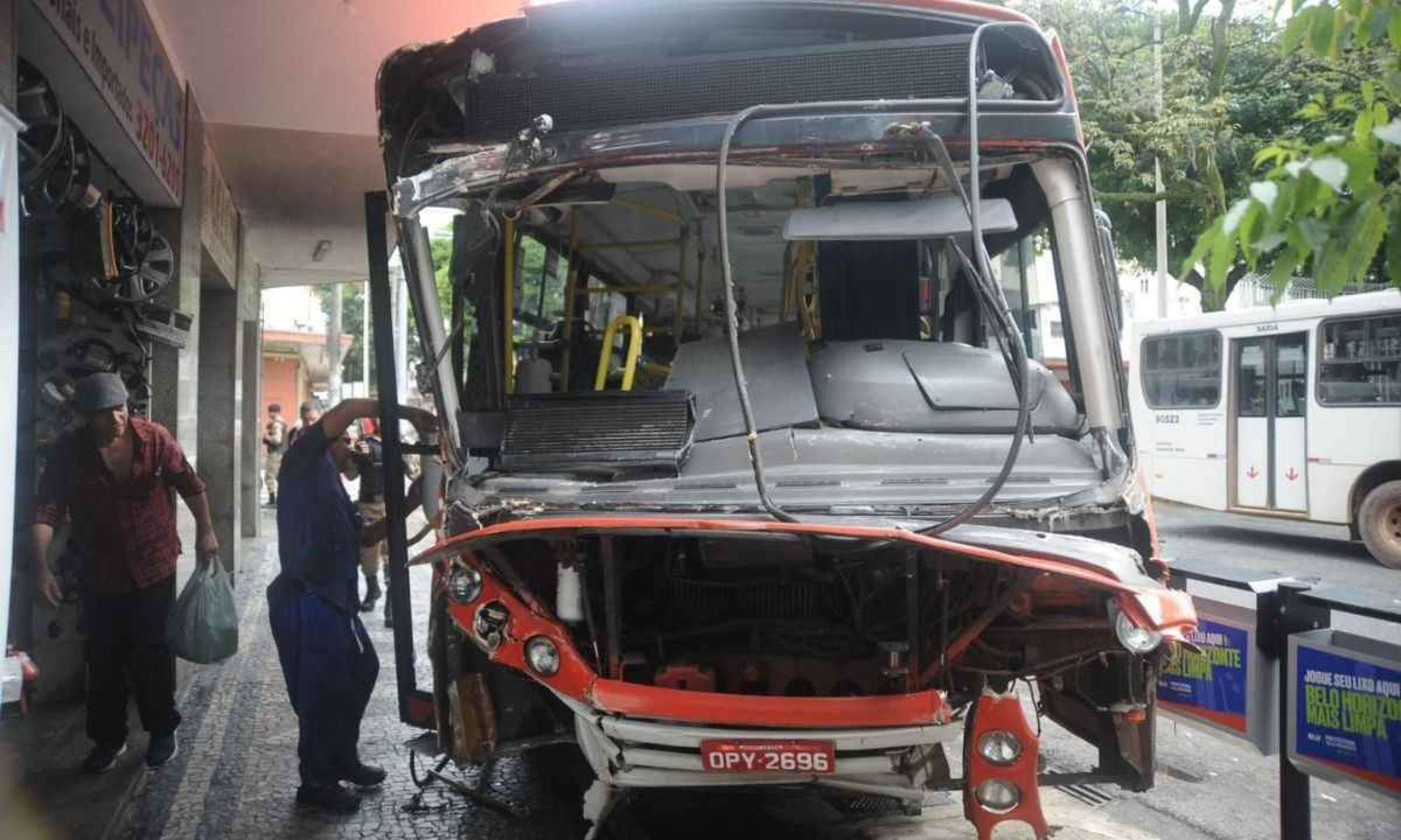 Ônibus batem no Centro de BH e  bloqueiam o trânsito