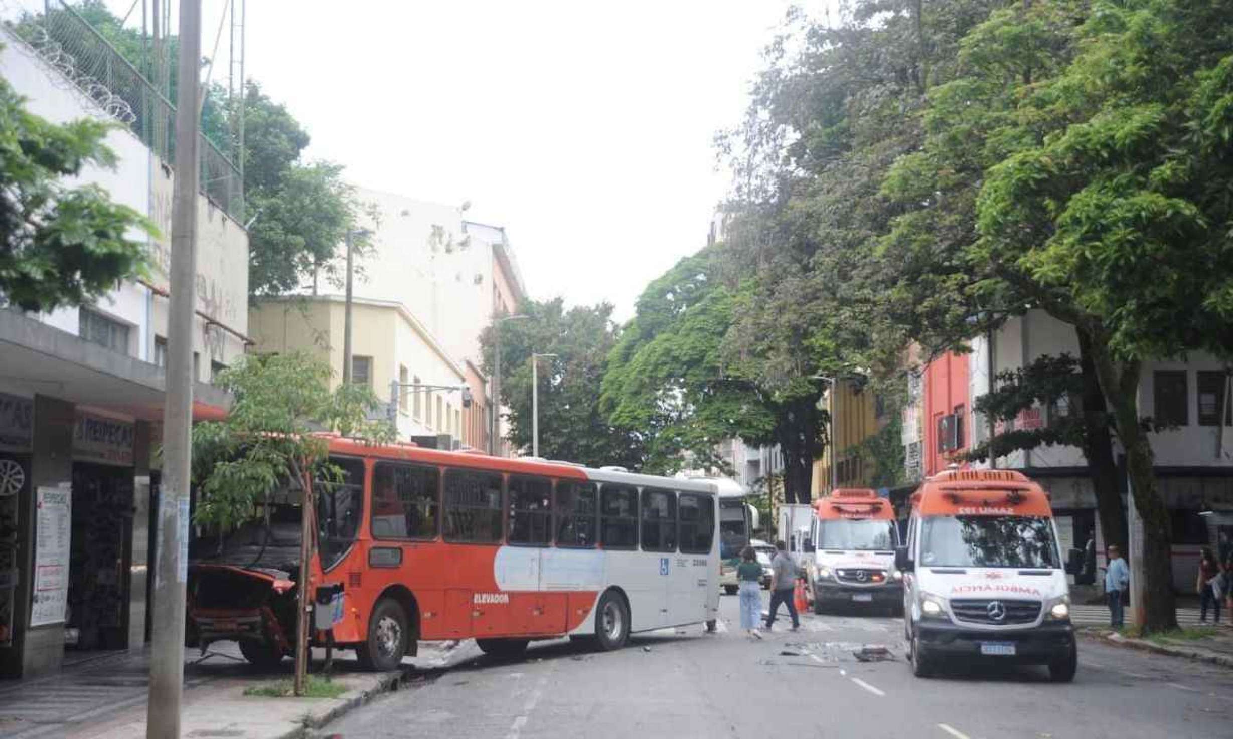 O acesso à Rua dos Carijós pela Avenida do Contorno está bloqueado