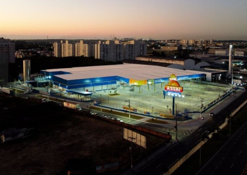 Segundo: o Assaí Atacadista, criado em 1974, é uma das principais redes de atacado do Brasil. Em 2023, alcançou um faturamento de R$ 30 bilhões.