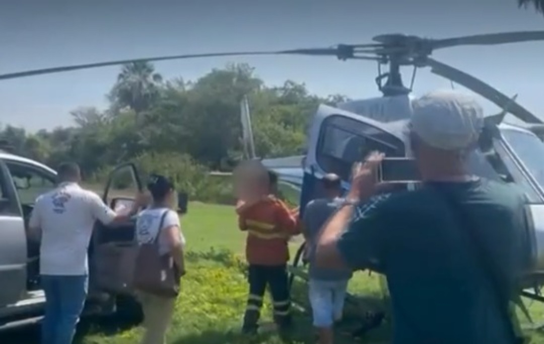 Testemunhas contaram que ela estava fazendo fotos ao lado do marido e de outras pessoas quando sofreu o ataque. A vítima sofreu cortes na coxa direita e perdeu muito sangue. Bombeiros conseguiram conter o sangramento por meio de um curativo compressivo.