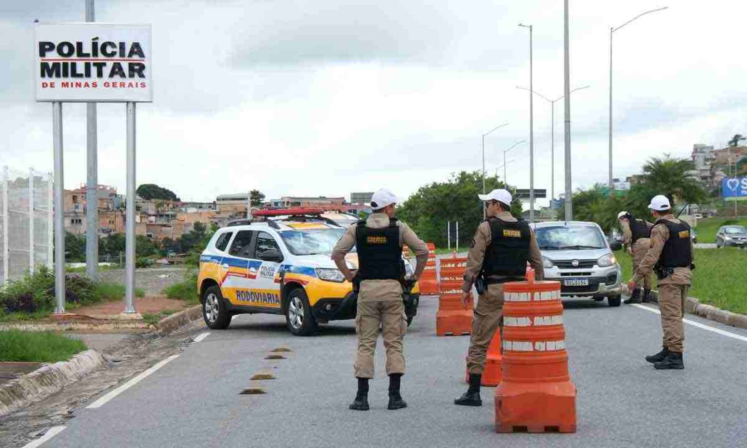 Fiscalizações nas rodovias mineiras, como a que ocorreu ontem na MG-10, foram intensificadaS COM  ABORDAGENS QUE BUSCAM COIBIR ALTA VELOCIDADE E CONSUMO DE ÁLCOOL    