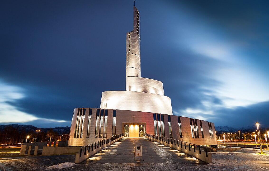 A catedral fica no município de Alta, no condado de Finnmark, e foi construída entre 2009 e 2013. O edifício é feito de concreto e madeira, com chapas de titânio em seu interior. A igreja é do segmento evangélico-luterano. 