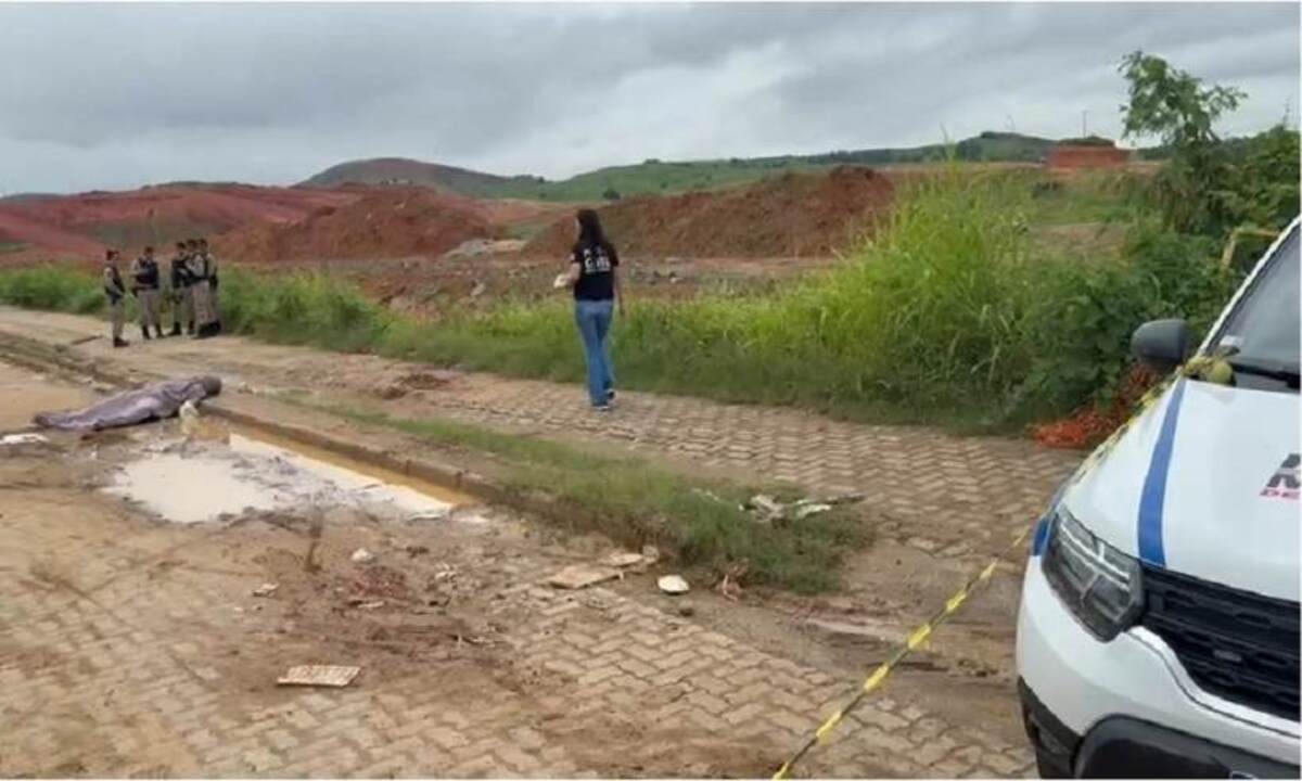 Corpo estava caído junto ao veio fio da Estrada do Penha -  (crédito: PMMG)