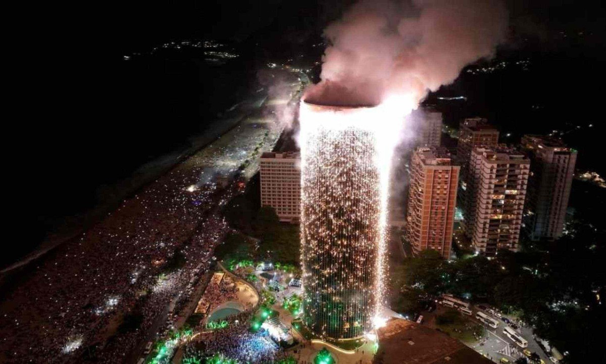 Com 4 minutos de cascatas de fogos,  Hotel Nacional celebrou a chegada de 2025 em grande estilo -  (crédito: Hotel Nacional/Divulgação)
