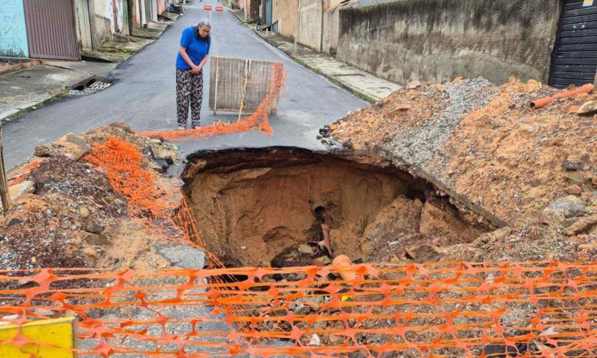 Cratera preocupa moradores do bairro Aparecida por acidentes e vazamento de esgoto -  (crédito: Jair Amaral/EM/D.A Press)