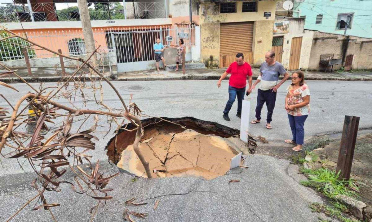 Segundo moradores, é a primeira vez que uma cratera se abre na região -  (crédito: Jair Amaral/EM/D.A Press)