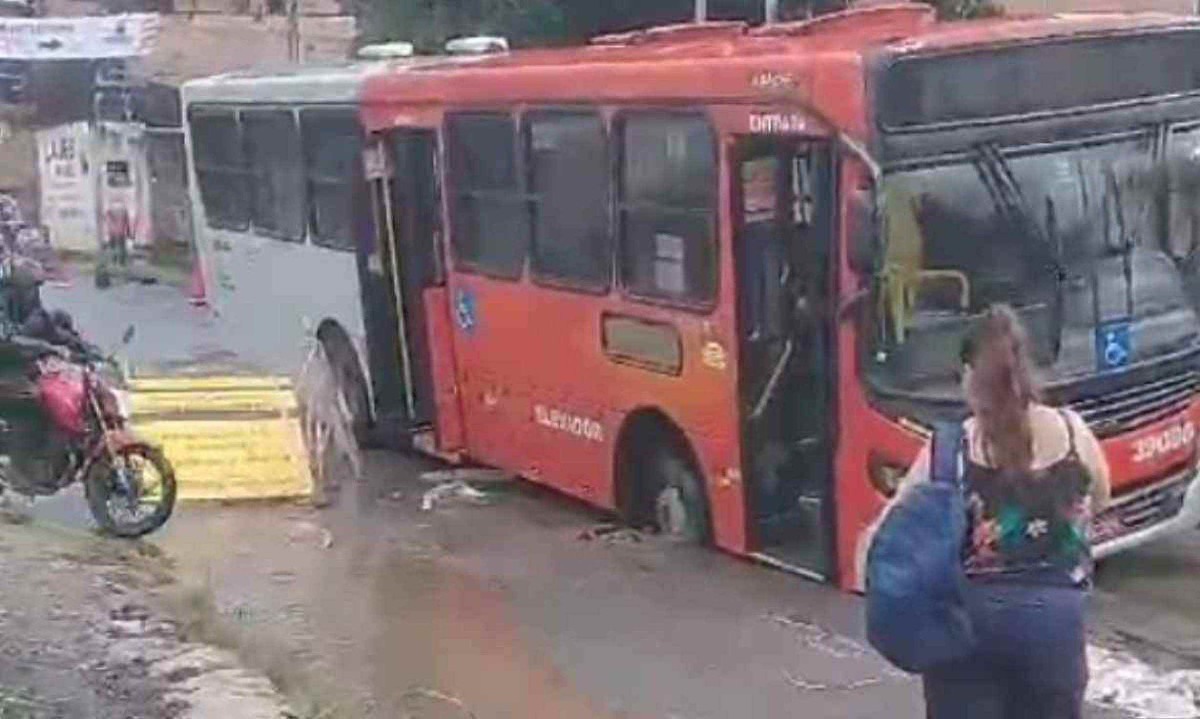 Um ônibus ficou preso em um buraco na Região Nordeste de BH por cerca de quatro horas nessa quinta-feira (2/1) -  (crédito: Reprodução/Redes sociais)