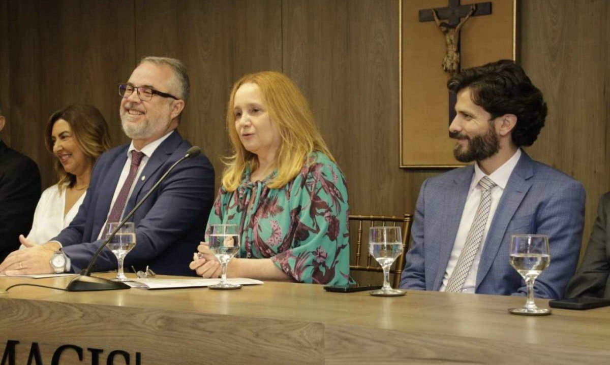 Ao lado da conselheira Renata Gil (CNJ), do ex-presidente da Amagis e juiz Luiz Carlos Santos e do secretário da Casa Civil, Marcelo Aro, Rosimere do Couto toma posse -  (crédito: Eduardo Rocha/Divulgação)