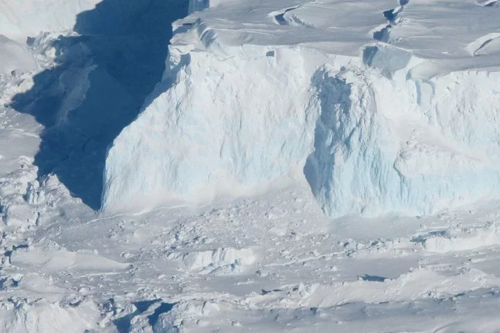 De acordo com os estudos, a Ã¡gua do oceano estÃ¡ avanÃ§ando quilÃŽmetros embaixo do glaciar, cujo poder de impacto no ambiente Ã© tÃ£o grande que ele Ã© chamado de 