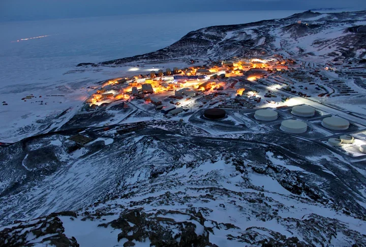 A Antártida não tem habitantes nativos. Tem apenas pesquisadores que se estabelecem no local para estudos sobre o meio ambiente e a fauna. 