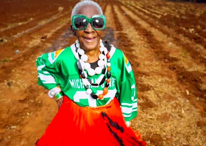 Os looks de Chola variam de homenagens às cores da bandeira da Zâmbia a combinações ousadas, como um top com lantejoulas e acessórios chamativos.-divulgação/Luxury Media Zambia