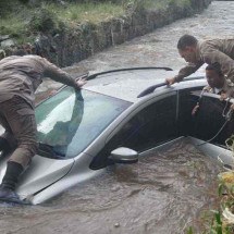 Idoso é resgatado de carro que caiu em rio de Betim - CBMMG