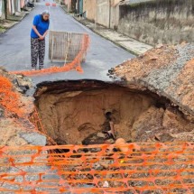 Moradores denunciam cratera que já engoliu carro e motos em rua de BH  - Jair Amaral/EM/D.A Press