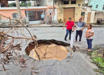 Segundo moradores, é a primeira vez que uma cratera se abre na região -  (crédito: Jair Amaral/EM/D.A Press)