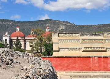 Na cidade de Mitla, no México, arqueólogos encontraram túneis ocultos numa igreja católica,  que chamaram de  'passagem para o submundo' da civilização Zapoteca, que viveu no local entre o ano de 700 c.C até o início do século XV -  (crédito: LBM1948/Wikimedia Commons)