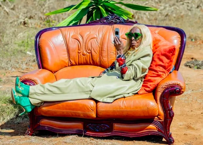 Dona Margret Chola é frequentemente fotografada ao ar livre em cenários rurais, exibindo sua elegância em meio a plantações e construções de tijolos, com direito à sofá de couro e tudo.-divulgação/Luxury Media Zambia