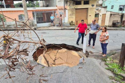 Segundo moradores, é a primeira vez que uma cratera se abre na região -  (crédito: Jair Amaral/EM/D.A Press)