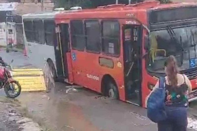 Um ônibus ficou preso em um buraco na Região Nordeste de BH por cerca de quatro horas nessa quinta-feira (2/1) -  (crédito: Reprodução/Redes sociais)