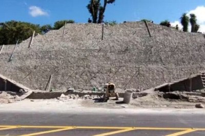 Pesquisadores do Instituto Nacional de Antropologia e História do México (INAH) identificaram uma pirâmide asteca no estado de Hidalgo, localizado no centro-leste do país. A descoberta ocorreu após funcionários do governo notarem a estrutura arqueológica durante obras em uma rodovia federal. 
 -  (crédito: Divulgação/INAH)