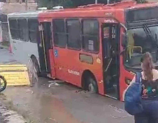 Ônibus fica preso em buraco de obra da Copasa em BH - Estado de Minas